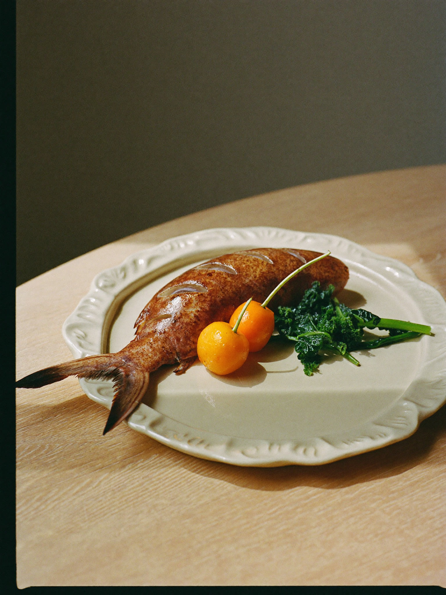 Havskräfta med brynt smör och havtorn på mörk keramik